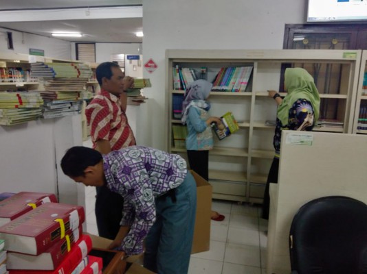 Giat Penataan Koleksi Buku Perpustakaan Oleh Pustakawan. ... 