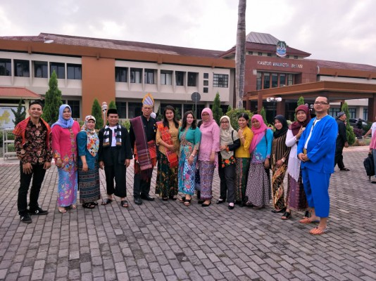 Seni Budaya Dengan Berpakaian Adat Nasional ... 